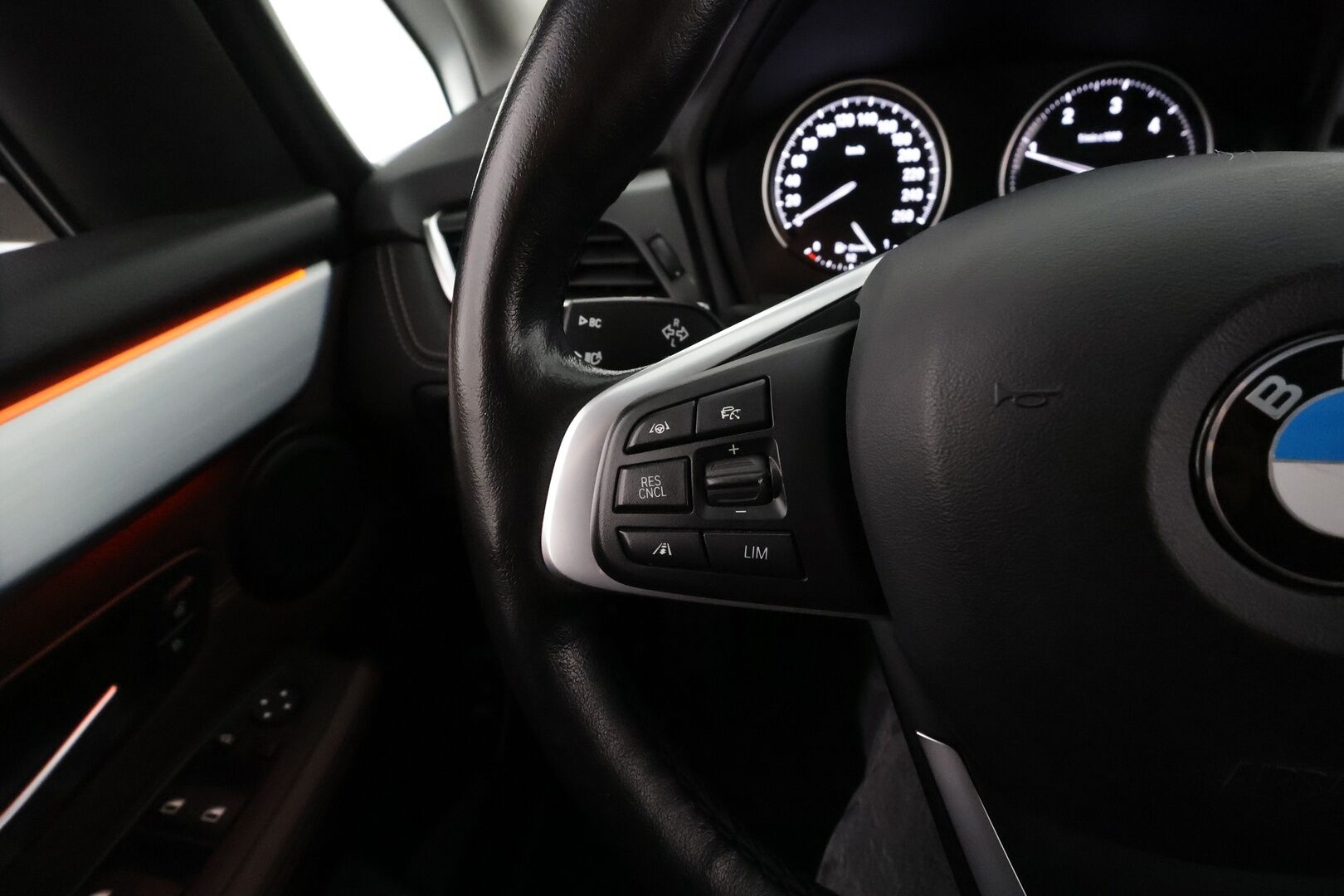 BMW 218 2021 F46 Gran Tourer 218d A xDrive Business Luxury * ACC / P.tutkat / Comfort Access / Panorama / Koukku / LED / Hifi * - Ruskeat nahat / 1.Om Suomi-auto / Kahdet renkaat aluvanteilla / Merkkihuollettu / Huippuvarusteet - HULLUT AVAJAISHULINAT KORKOTARJOUS 3,29 %