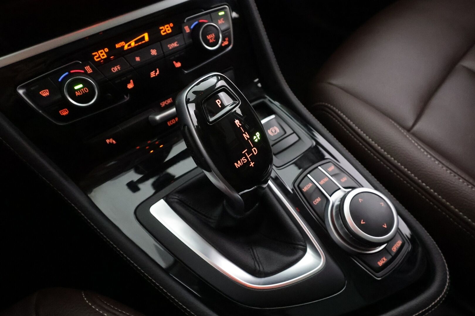 BMW 218 2021 F46 Gran Tourer 218d A xDrive Business Luxury * ACC / P.tutkat / Comfort Access / Panorama / Koukku / LED / Hifi * - Ruskeat nahat / 1.Om Suomi-auto / Kahdet renkaat aluvanteilla / Merkkihuollettu / Huippuvarusteet - HULLUT AVAJAISHULINAT KORKOTARJOUS 3,29 %