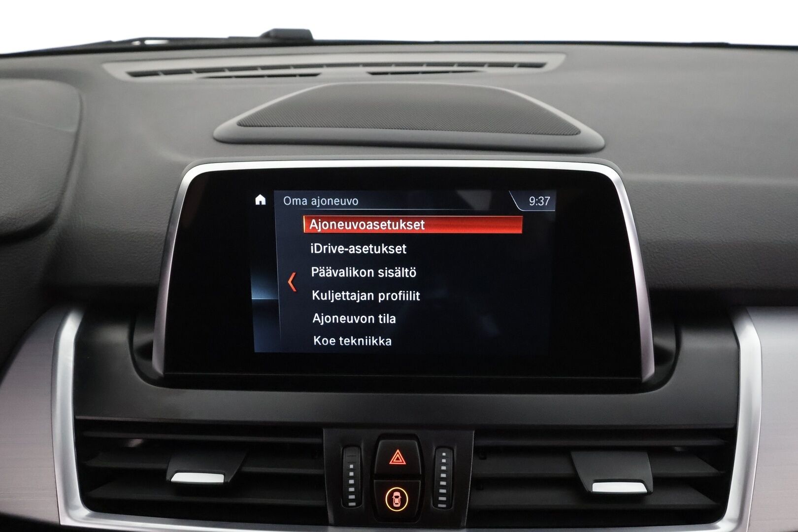 BMW 218 2021 F46 Gran Tourer 218d A xDrive Business Luxury * ACC / P.tutkat / Comfort Access / Panorama / Koukku / LED / Hifi * - Ruskeat nahat / 1.Om Suomi-auto / Kahdet renkaat aluvanteilla / Merkkihuollettu / Huippuvarusteet