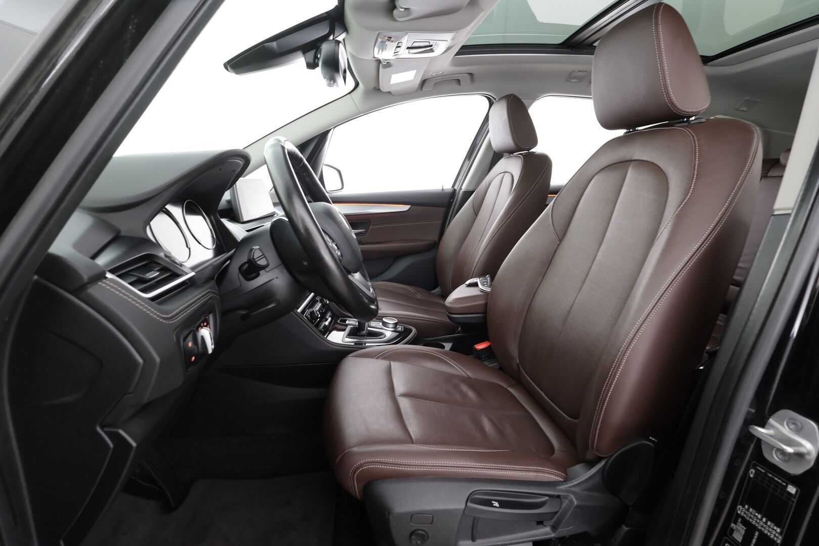 BMW 218 2021 F46 Gran Tourer 218d A xDrive Business Luxury * ACC / P.tutkat / Comfort Access / Panorama / Koukku / LED / Hifi * - Ruskeat nahat / 1.Om Suomi-auto / Kahdet renkaat aluvanteilla / Merkkihuollettu / Huippuvarusteet