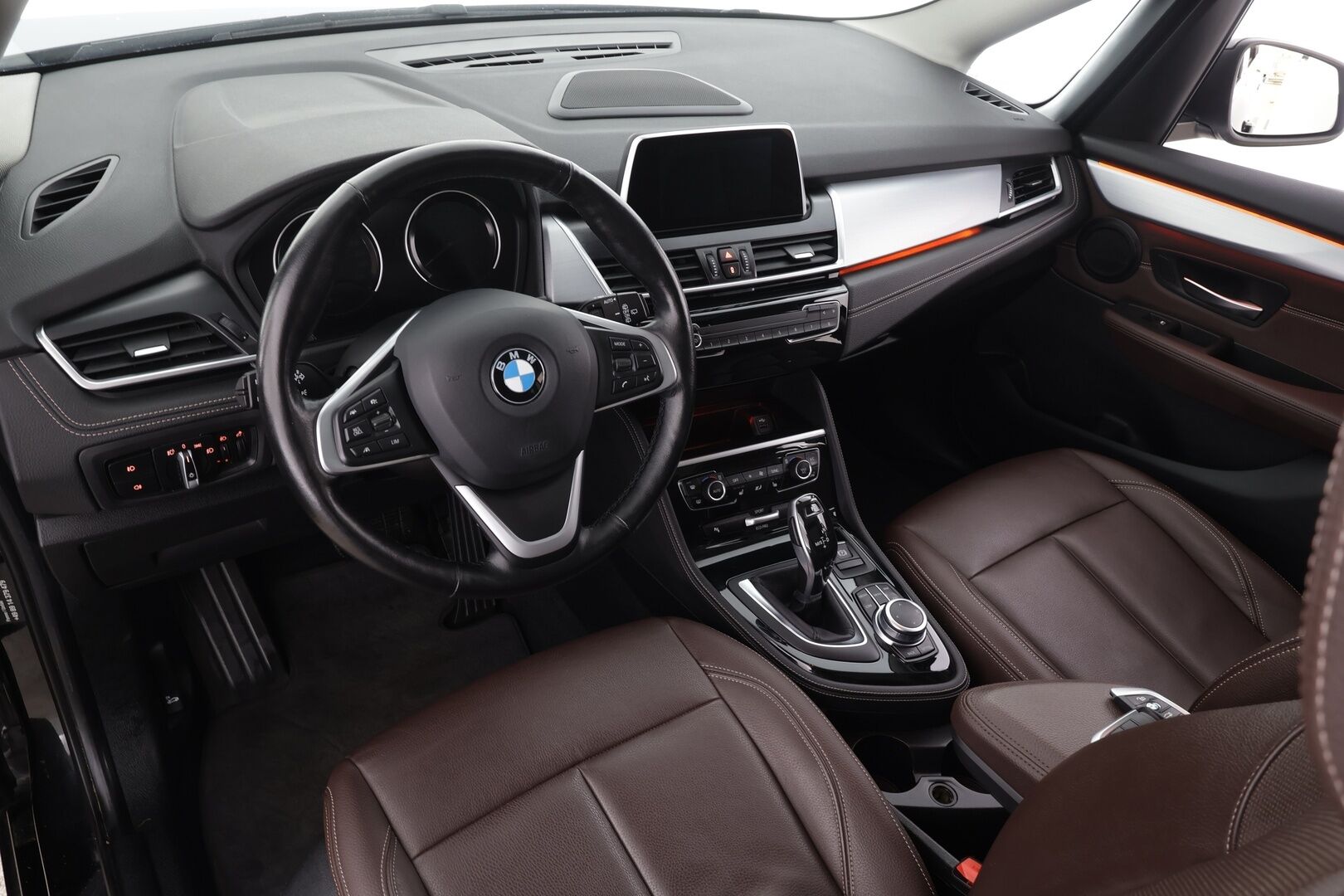 BMW 218 2021 F46 Gran Tourer 218d A xDrive Business Luxury - Ruskeat nahat | 1.Om Suomi-auto | Kahdet renkaat aluvanteilla | Merkkihuollettu | Huippuvarusteet