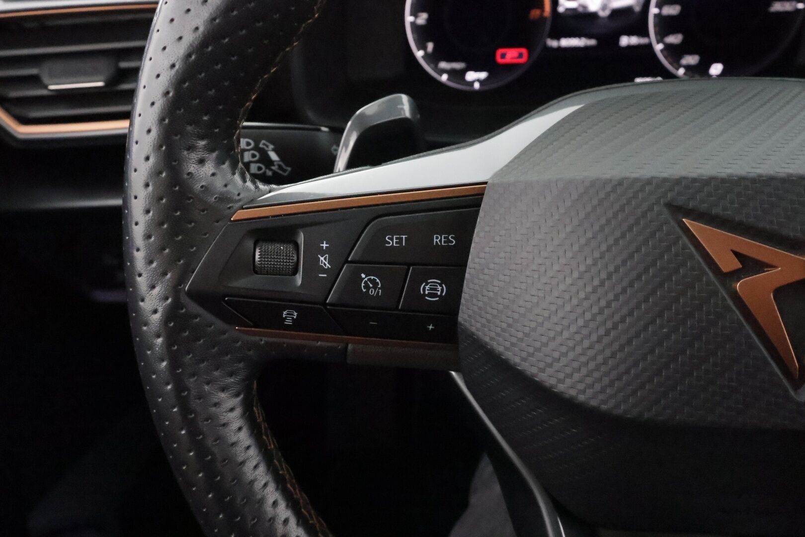 Cupra Formentor 2022 2,0 TSI 140 kW 4Drive DSG - | ACC | Webasto | Koukku | Beats | Ambient light | P.kamera | Puolinahat | Keyless | Lane Assist | Lämm. ratti | Digimittaristo | 2x renkaat aluin | 