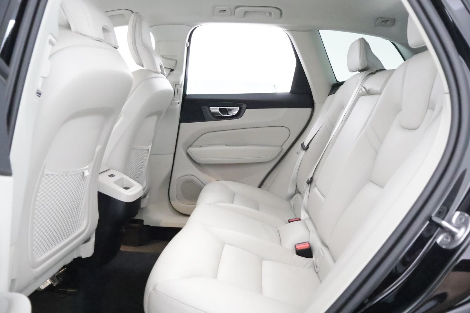 Volvo XC60 2022 B4 AWD D-MHEV Business Edition aut ** Pa-lämmitin / Adapt. vakkari / Muistipenkki / Koukku / P.kamera / Keyless ** - 3,99 % KORKOTARJOUS TÄHÄN AUTOON - 1-om. Suomi-auto / Merkkihuollettu