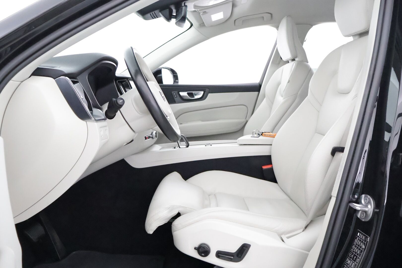 Volvo XC60 2022 B4 AWD D-MHEV Business Edition aut ** Pa-lämmitin / Adapt. vakkari / Muistipenkki / Koukku / P.kamera / Keyless ** - 3,99 % KORKOTARJOUS TÄHÄN AUTOON - 1-om. Suomi-auto / Merkkihuollettu
