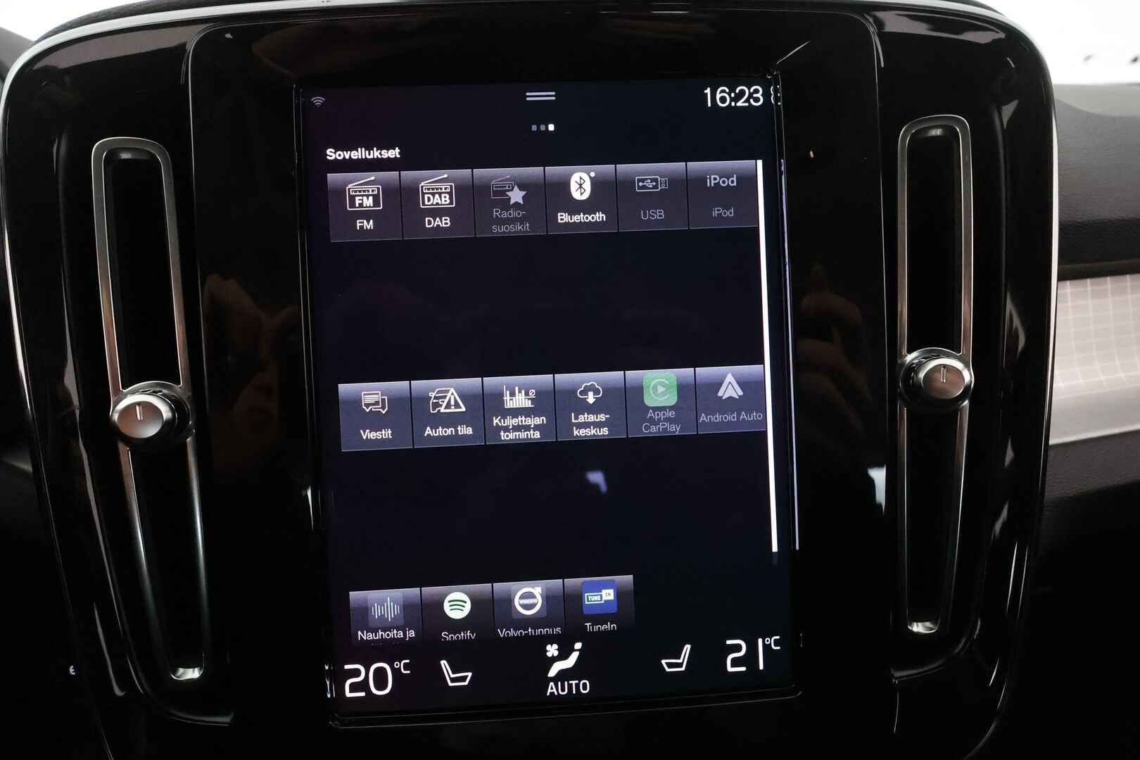 Volvo XC40 2022 T4 TwE Business Inscription Expression Edition **1.om Suomi-auto / koukku / P. Kamera / LED-valot / Kaistavahti** - 3,99 % KORKOTARJOUS TÄHÄN AUTOON - Digimittaristo / Apple&Android / KeylessGO / 2x Renkaat