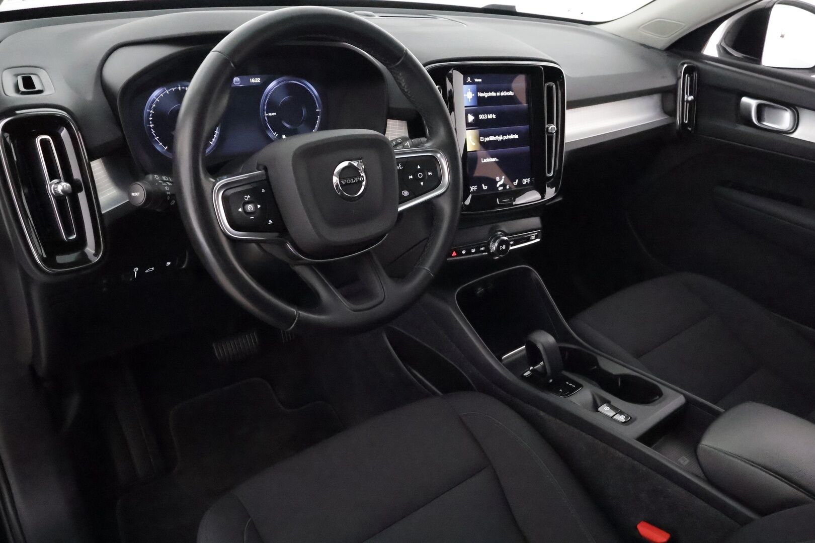 Volvo XC40 2022 T4 TwE Business Inscription Expression Edition **1.om Suomi-auto / koukku / P. Kamera / LED-valot / Kaistavahti** - 3,99 % KORKOTARJOUS TÄHÄN AUTOON - Digimittaristo / Apple&Android / KeylessGO / 2x Renkaat