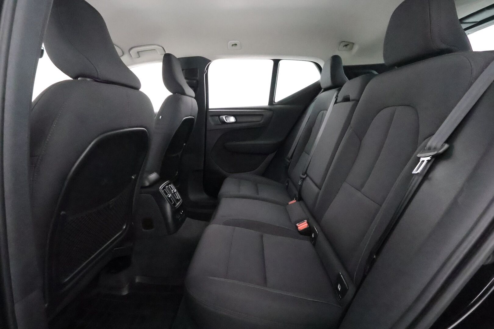 Volvo XC40 2022 T4 TwE Business Inscription Expression Edition **1.om Suomi-auto / koukku / P. Kamera / LED-valot / Kaistavahti** - 3,99 % KORKOTARJOUS TÄHÄN AUTOON - Digimittaristo / Apple&Android / KeylessGO / 2x Renkaat