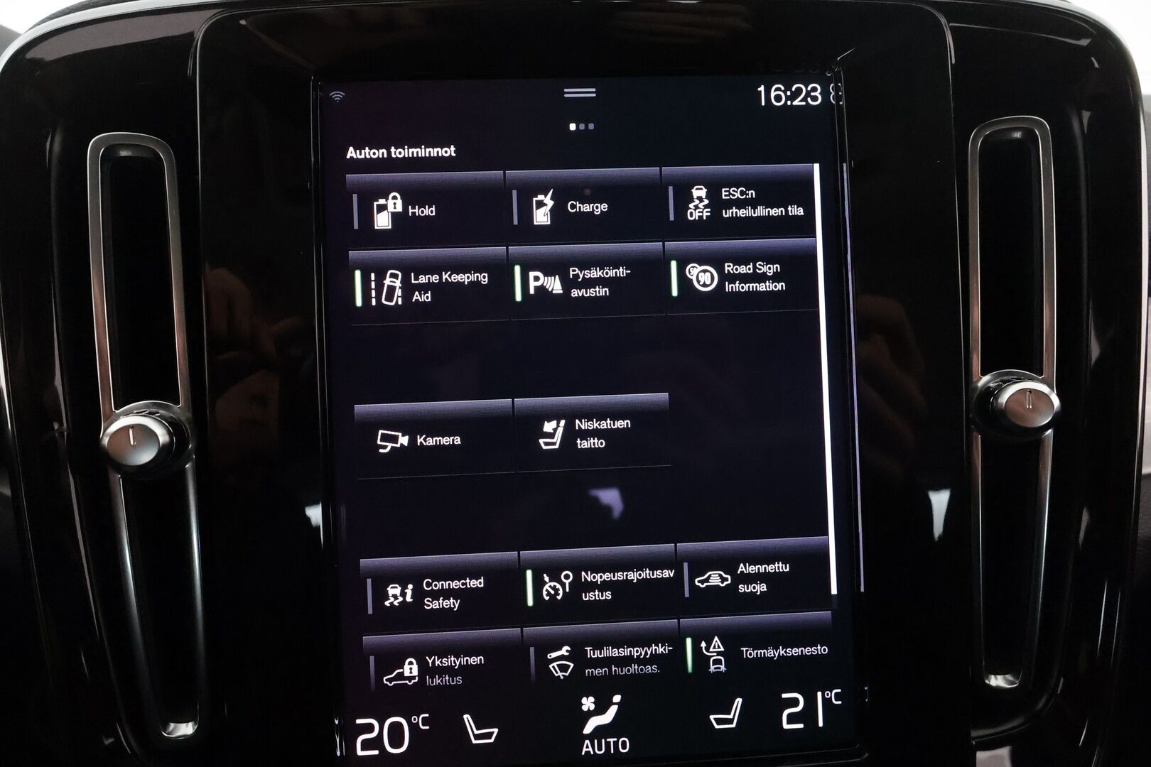 Volvo XC40 2022 T4 TwE Business Inscription Expression Edition **1.om Suomi-auto / koukku / P. Kamera / LED-valot / Kaistavahti** - 3,99 % KORKOTARJOUS TÄHÄN AUTOON - Digimittaristo / Apple&Android / KeylessGO / 2x Renkaat