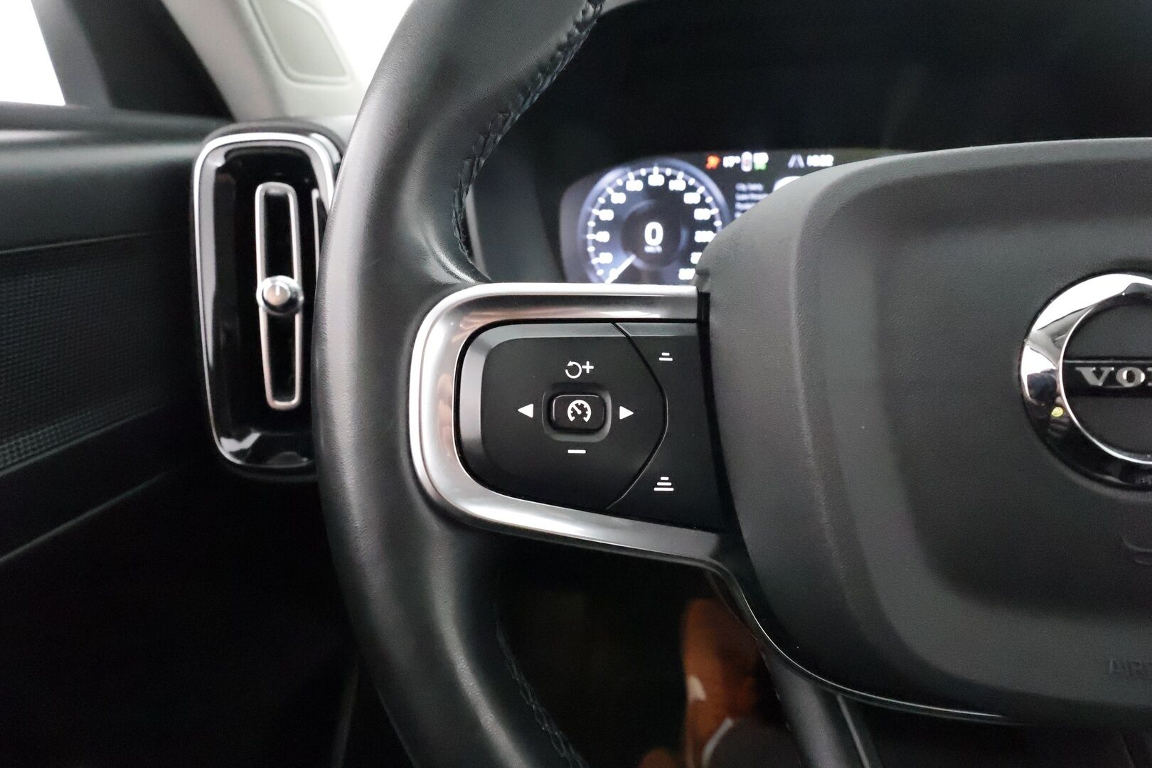 Volvo XC40 2022 T4 TwE Business Inscription Expression Edition **1.om Suomi-auto / koukku / P. Kamera / LED-valot / Kaistavahti** - 3,99 % KORKOTARJOUS TÄHÄN AUTOON - Digimittaristo / Apple&Android / KeylessGO / 2x Renkaat