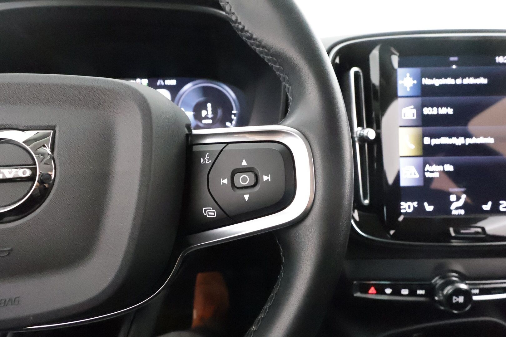 Volvo XC40 2022 T4 TwE Business Inscription Expression Edition **1.om Suomi-auto / koukku / P. Kamera / LED-valot / Kaistavahti** - 3,99 % KORKOTARJOUS TÄHÄN AUTOON - Digimittaristo / Apple&Android / KeylessGO / 2x Renkaat