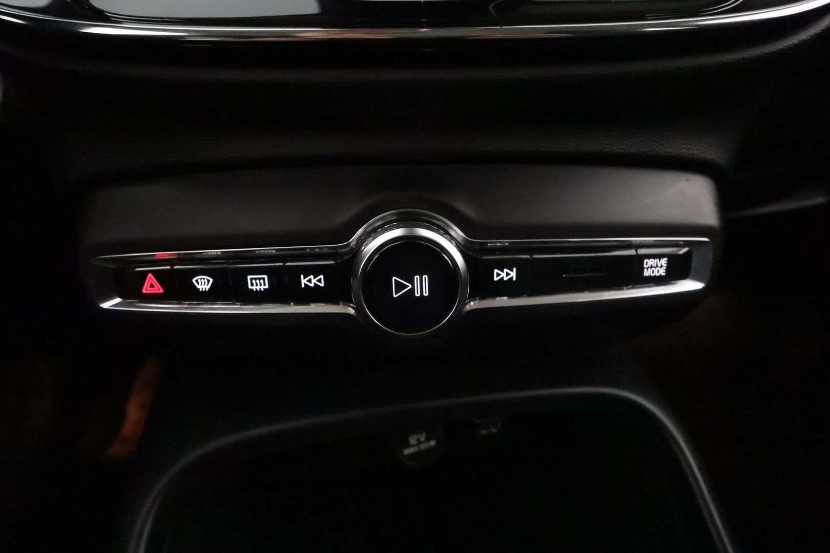 Volvo XC40 2022 T4 TwE Business Inscription Expression Edition **1.om Suomi-auto / koukku / P. Kamera / LED-valot / Kaistavahti** - 3,99 % KORKOTARJOUS TÄHÄN AUTOON - Digimittaristo / Apple&Android / KeylessGO / 2x Renkaat