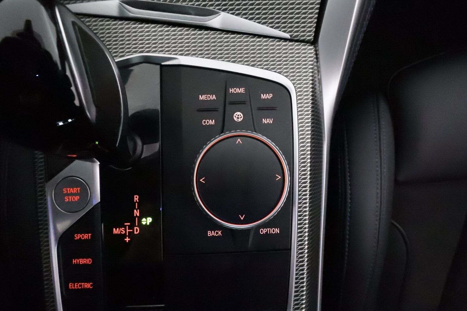 BMW 320 2022 G20 A Charged Edition M Sport **Vakkari / Hifi / P.tutkat / Nahka-Alcantara / Navi / LED** - 1.Om Suomi-auto / Kahdet renkaat aluvanteilla / Akku kuntotarkastettu SOH 92,1% / Juuri huollettu!