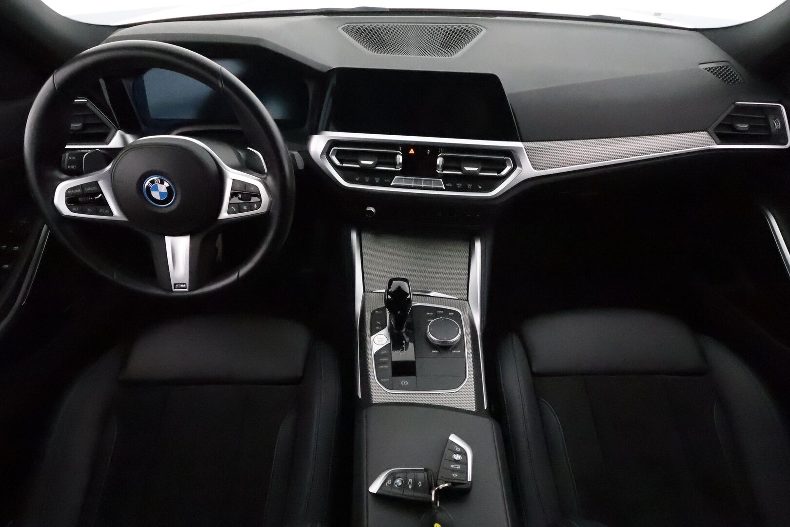 BMW 320 2022 G20 A Charged Edition M Sport **Vakkari / Hifi / P.tutkat / Nahka-Alcantara / Navi / LED** - 1.Om Suomi-auto / Kahdet renkaat aluvanteilla / Akku kuntotarkastettu SOH 92,1% / Juuri huollettu!