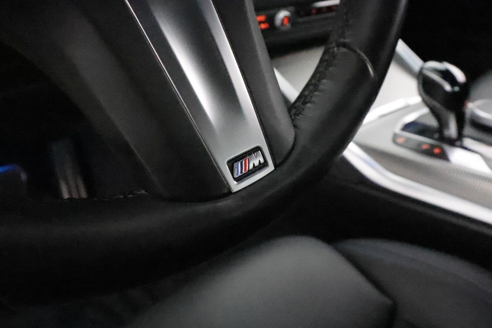 BMW 320 2022 G20 A Charged Edition M Sport **Vakkari / Hifi / P.tutkat / Nahka-Alcantara / Navi / LED** - 1.Om Suomi-auto / Kahdet renkaat aluvanteilla / Akku kuntotarkastettu SOH 92,1% / Juuri huollettu!
