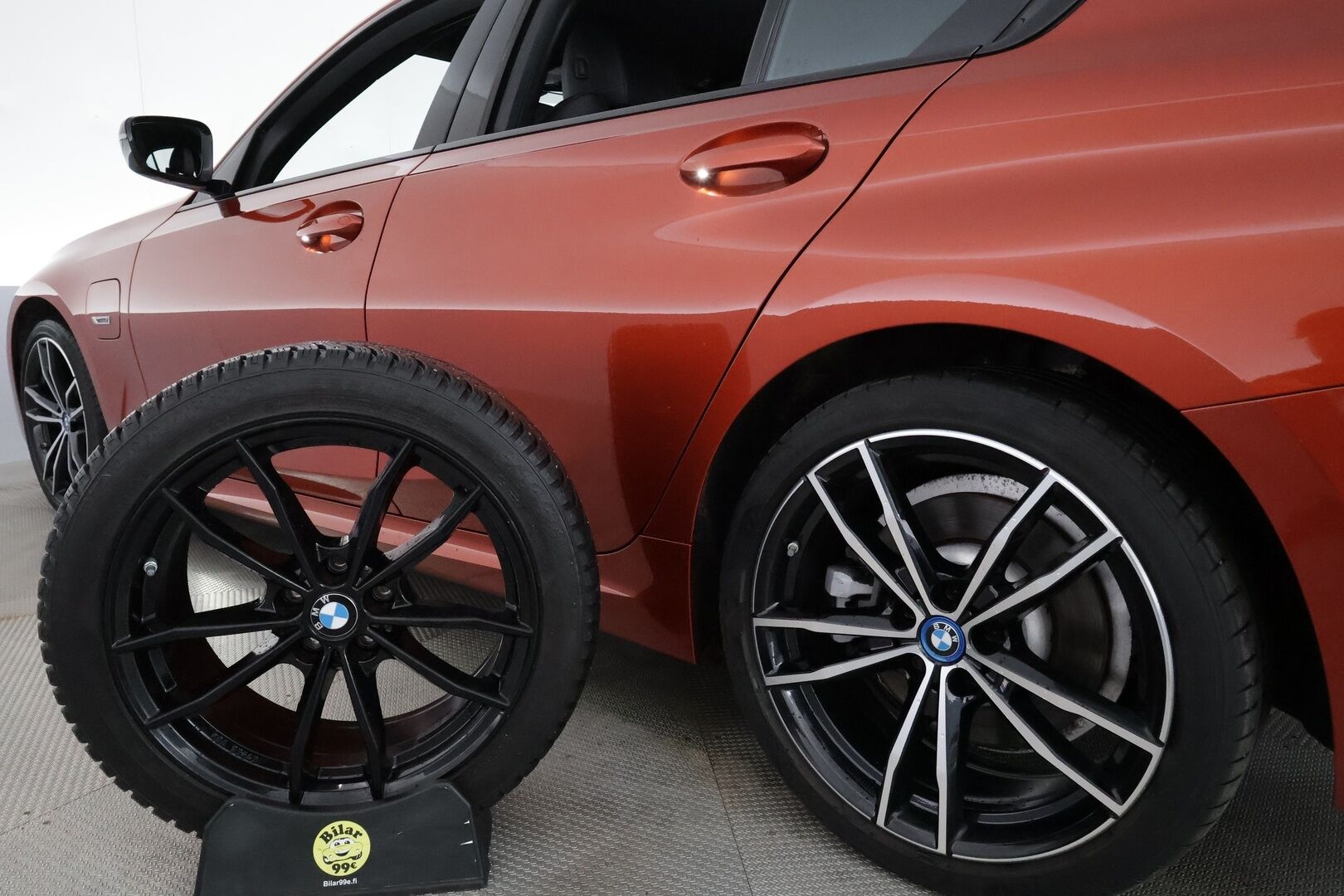 BMW 320 2022 G20 A Charged Edition M Sport **Vakkari / Hifi / P.tutkat / Nahka-Alcantara / Navi / LED** - 1.Om Suomi-auto / Kahdet renkaat aluvanteilla / Akku kuntotarkastettu SOH 92,1% / Juuri huollettu!