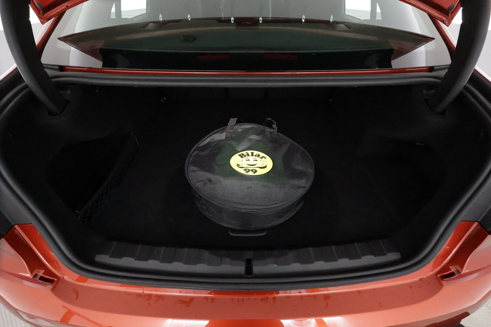 BMW 320 2022 G20 A Charged Edition M Sport **Vakkari / Hifi / P.tutkat / Nahka-Alcantara / Navi / LED** - 1.Om Suomi-auto / Kahdet renkaat aluvanteilla / Akku kuntotarkastettu SOH 92,1% / Juuri huollettu!