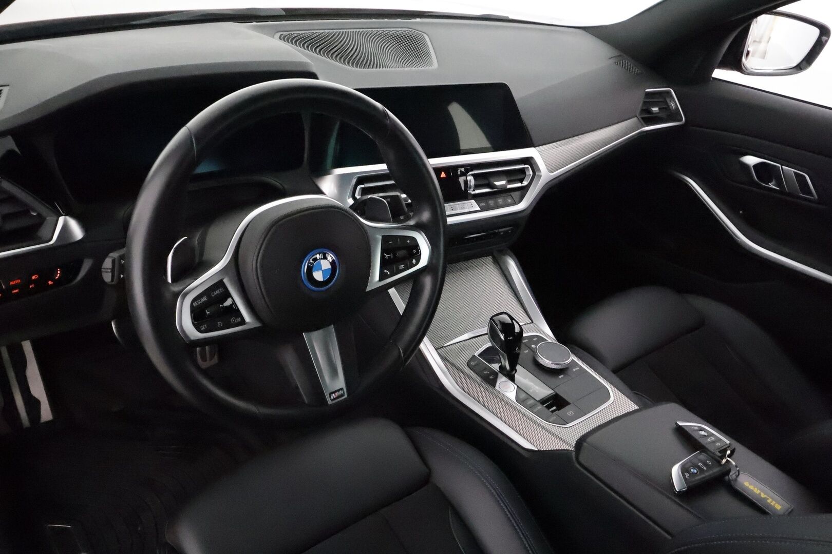 BMW 320 2022 G20 A Charged Edition M Sport **Vakkari / Hifi / P.tutkat / Nahka-Alcantara / Navi / LED** - 1.Om Suomi-auto / Kahdet renkaat aluvanteilla / Akku kuntotarkastettu SOH 92,1% / Juuri huollettu! - HULLUT JOULUT KORKOTARJOUS 2,49% 