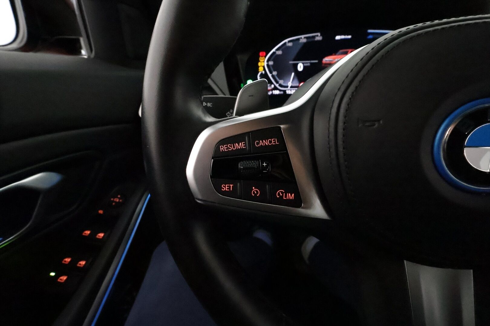 BMW 320 2022 G20 A Charged Edition M Sport **Vakkari / Hifi / P.tutkat / Nahka-Alcantara / Navi / LED** - 1.Om Suomi-auto / Kahdet renkaat aluvanteilla / Akku kuntotarkastettu SOH 92,1% / Juuri huollettu!