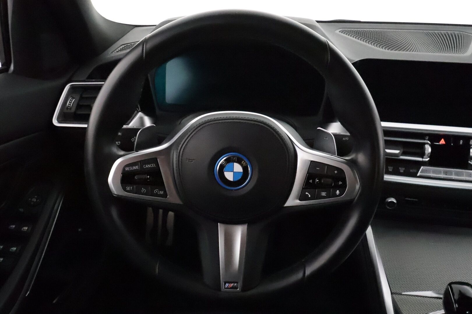 BMW 320 2022 G20 A Charged Edition M Sport **Vakkari / Hifi / P.tutkat / Nahka-Alcantara / Navi / LED** - 1.Om Suomi-auto / Kahdet renkaat aluvanteilla / Akku kuntotarkastettu SOH 92,1% / Juuri huollettu!