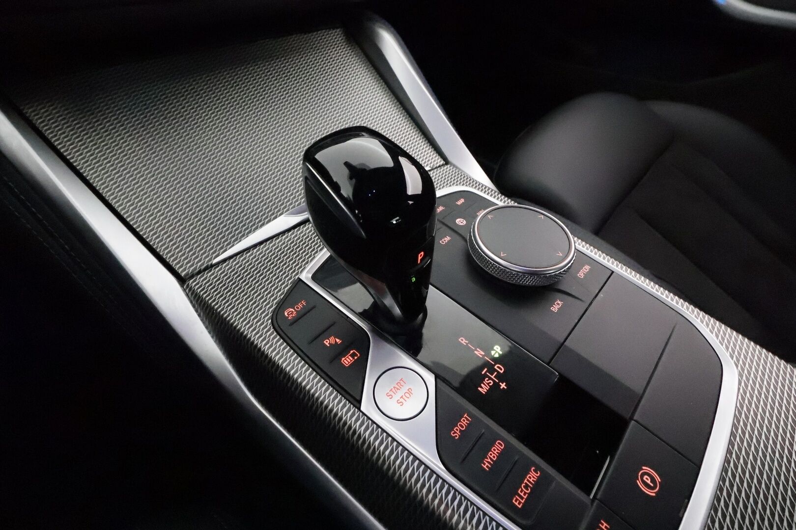 BMW 320 2022 G20 A Charged Edition M Sport **Vakkari / Hifi / P.tutkat / Nahka-Alcantara / Navi / LED** - 1.Om Suomi-auto / Kahdet renkaat aluvanteilla / Akku kuntotarkastettu SOH 92,1% / Juuri huollettu!