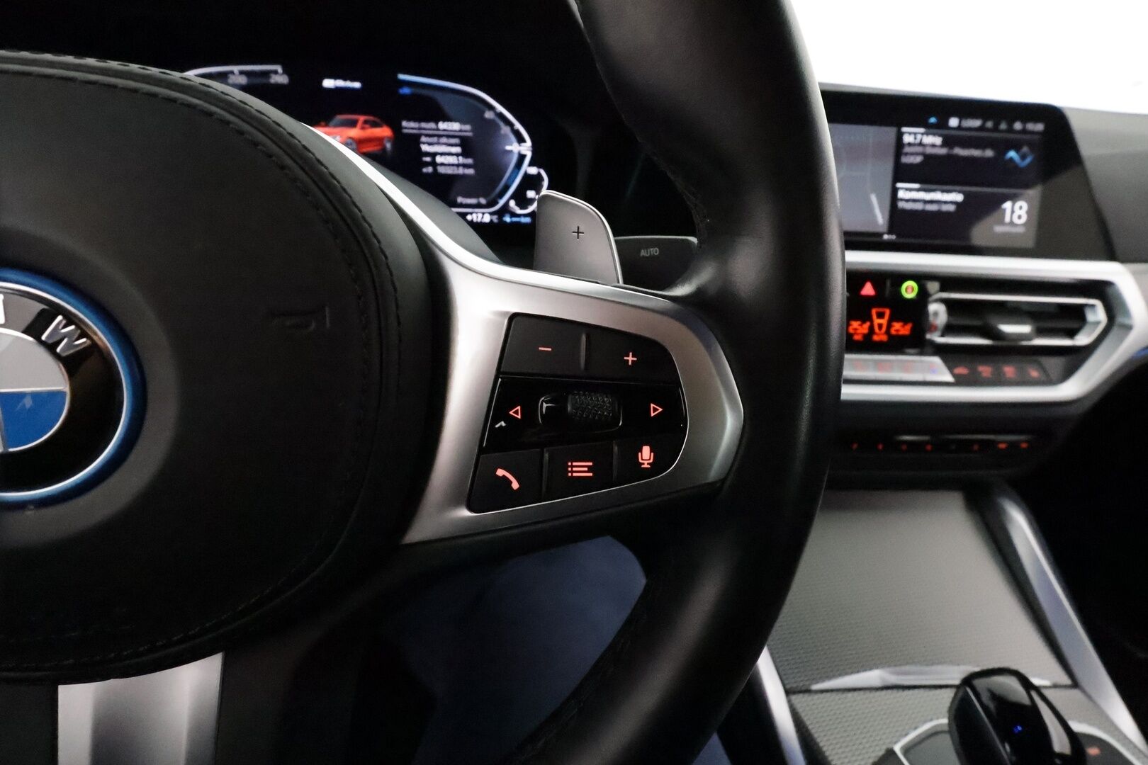 BMW 320 2022 G20 A Charged Edition M Sport **Vakkari / Hifi / P.tutkat / Nahka-Alcantara / Navi / LED** - 1.Om Suomi-auto / Kahdet renkaat aluvanteilla / Akku kuntotarkastettu SOH 92,1% / Juuri huollettu!