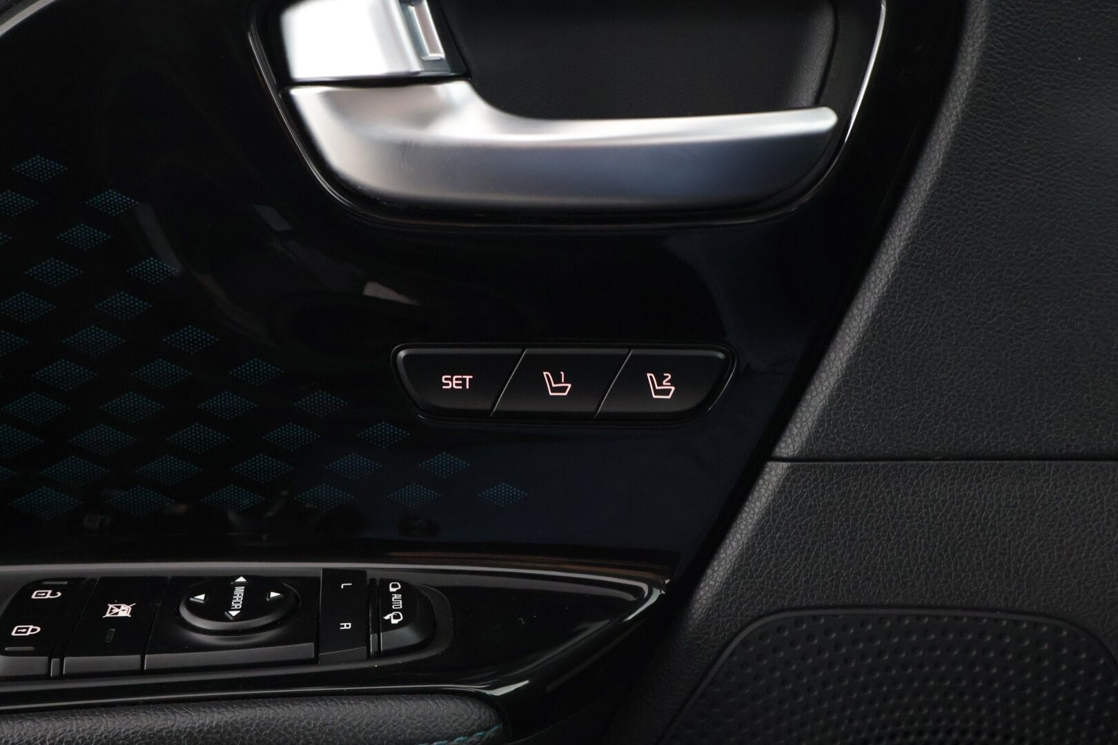 Kia Niro 2019 Business Premium 64 kWh 204 hv - *ACC / Kattoluukku / JBL / P.Kamera / Nahkasisusta / Ilmastoidut penkit / Keyless / Navi*