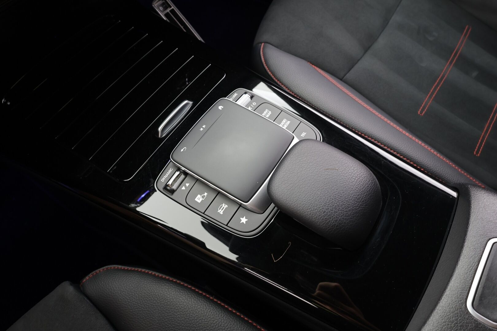 Mercedes-Benz A 2022 250 4MATIC A Business AMG - | Widescreen | Nahka-alcantara | Ambient light | Sporttipenkit | Lane Assist | P.kamera | Vakkari | Lohko+sisälämmitin | LED | 2x renkaat aluin |