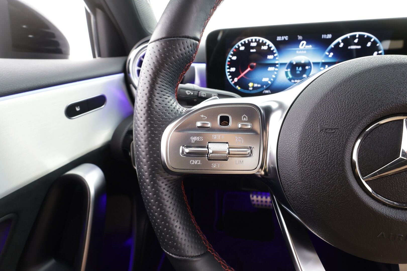 Mercedes-Benz A 2022 250 4MATIC A Business AMG - | Widescreen | Nahka-alcantara | Ambient light | Sporttipenkit | Lane Assist | P.kamera | Vakkari | Lohko+sisälämmitin | LED | 2x renkaat aluin |