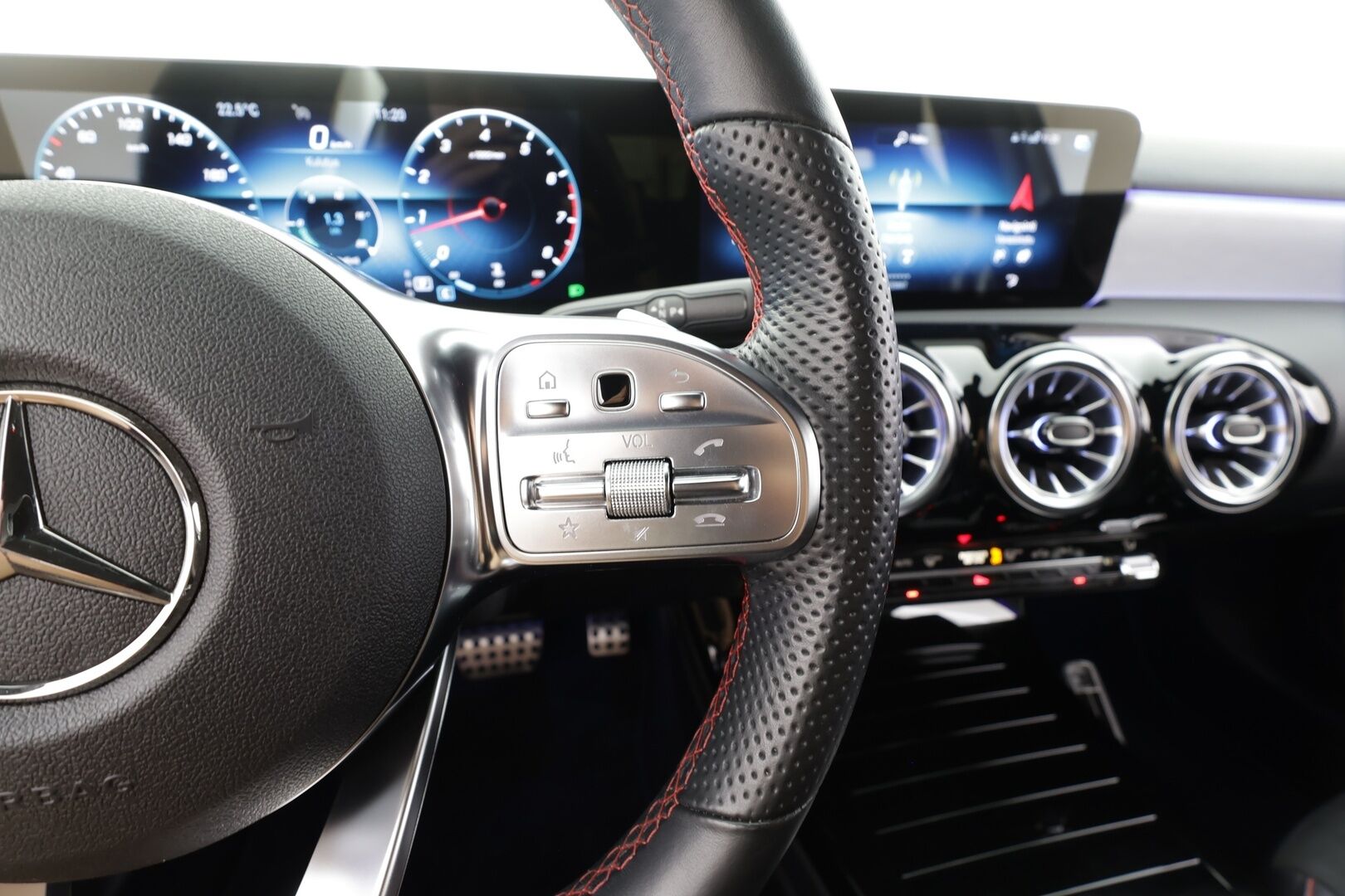 Mercedes-Benz A 2022 250 4MATIC A Business AMG - | Widescreen | Nahka-alcantara | Ambient light | Sporttipenkit | Lane Assist | P.kamera | Vakkari | Lohko+sisälämmitin | LED | 2x renkaat aluin |