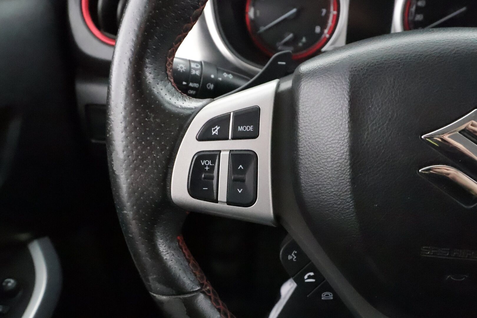 Suzuki Vitara 2017 1,4 BOOSTERJET 4WD S 6AT - | ACC | Koukku | Nahka-alcantara | P.kamera ja tutkat | Navi | Keyless | LED | Hätäjarrutusavustin | Lohko+sisähaara | 2x renkaat aluin | 