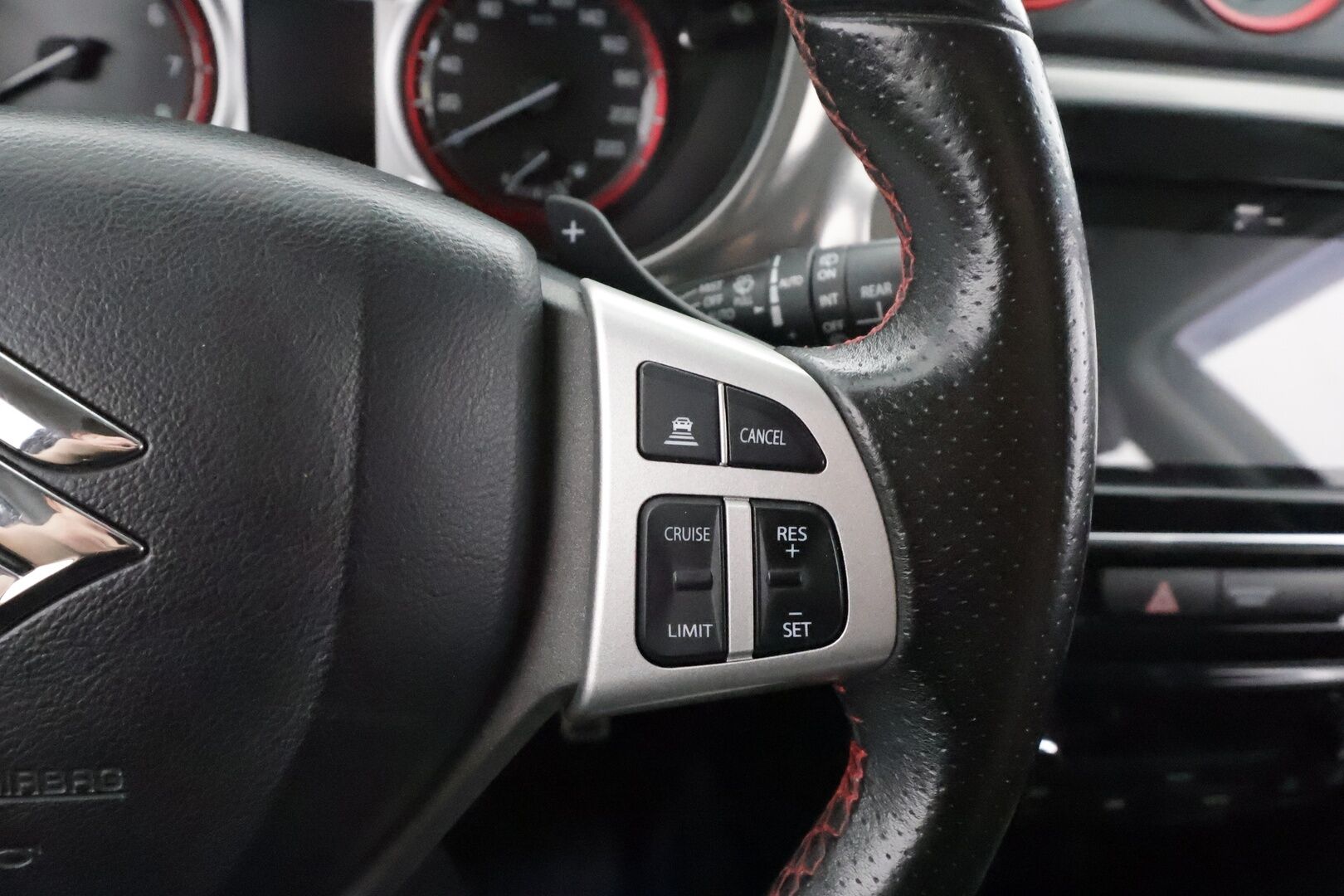 Suzuki Vitara 2017 1,4 BOOSTERJET 4WD S 6AT - | ACC | Koukku | Nahka-alcantara | P.kamera ja tutkat | Navi | Keyless | LED | Hätäjarrutusavustin | Lohko+sisähaara | 2x renkaat aluin | 