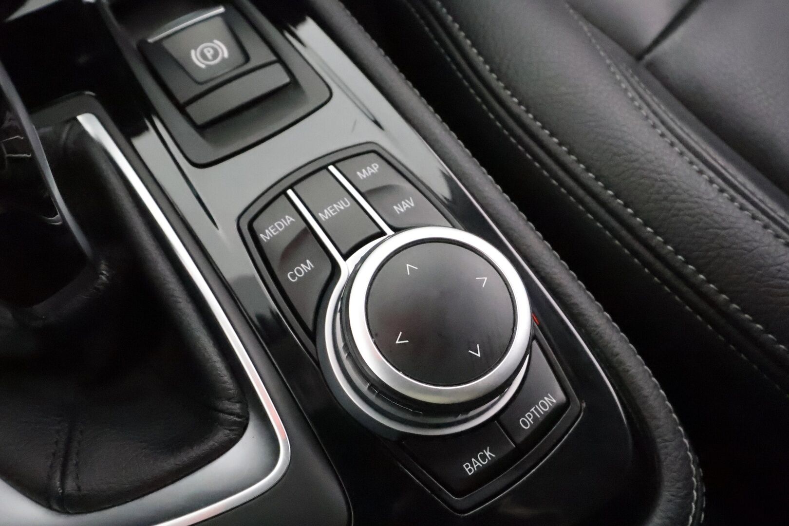 BMW 218 2022 F46 Gran Tourer 218d A Business Luxury 7-P * Vakkari / P.kamera / LED / Navi / Nahat / Koukku / Lohko+SIsä * - Comfort Access / Sähköluukku / 1.Om Suomi-auto / Kahdet renkaat aluvanteilla / Merkkihuollettu