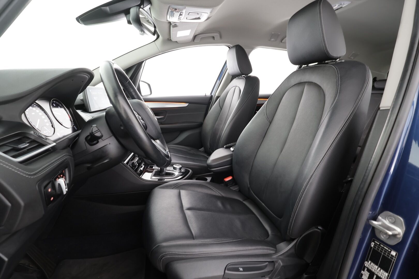 BMW 218 2022 F46 Gran Tourer 218d A Business Luxury 7-P * Vakkari / P.kamera / LED / Navi / Nahat / Koukku / Lohko+SIsä * - Comfort Access / Sähköluukku / 1.Om Suomi-auto / Kahdet renkaat aluvanteilla / Merkkihuollettu