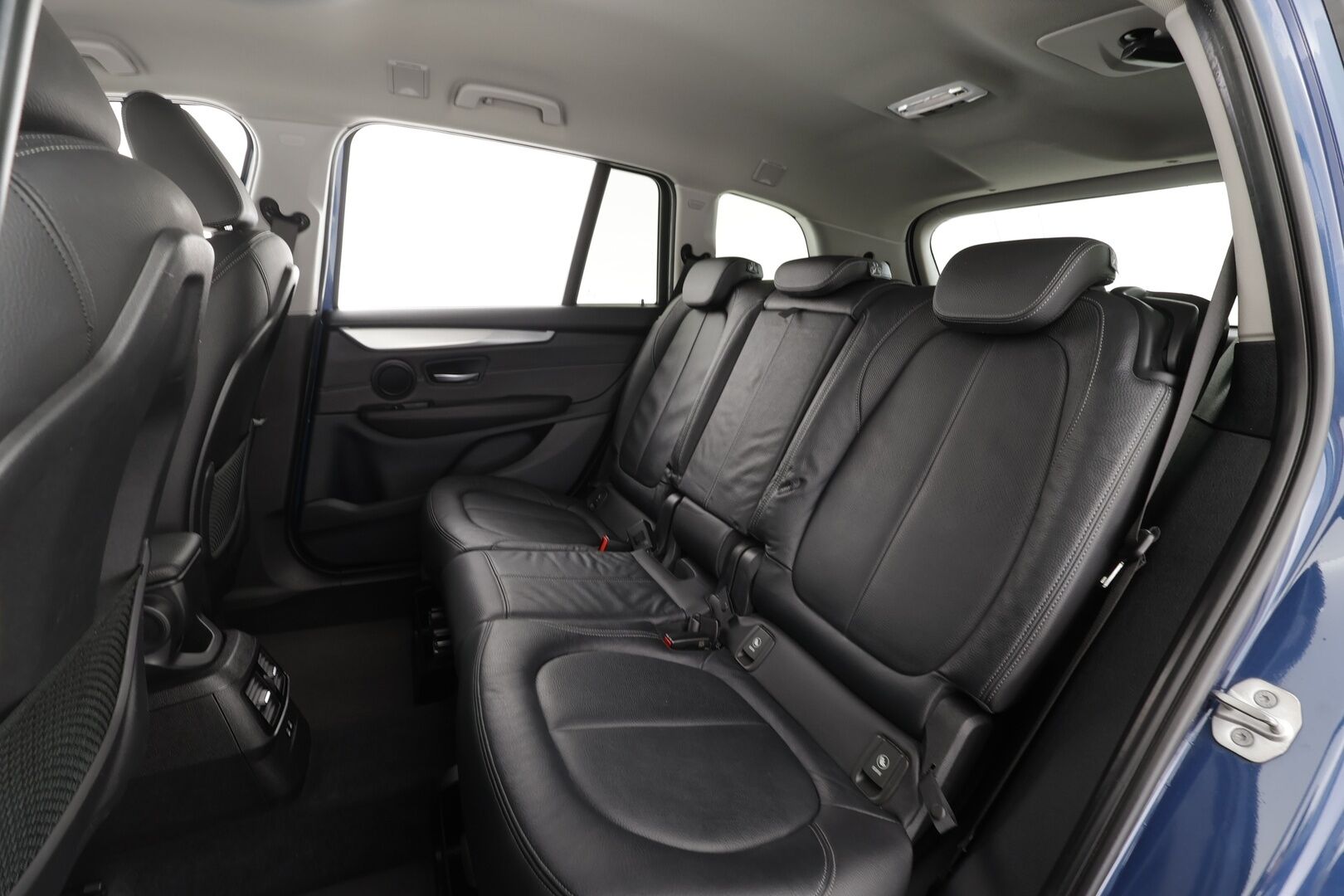 BMW 218 2022 F46 Gran Tourer 218d A Business Luxury 7-P * Vakkari / P.kamera / LED / Navi / Nahat / Koukku / Lohko+SIsä * - Comfort Access / Sähköluukku / 1.Om Suomi-auto / Kahdet renkaat aluvanteilla / Merkkihuollettu