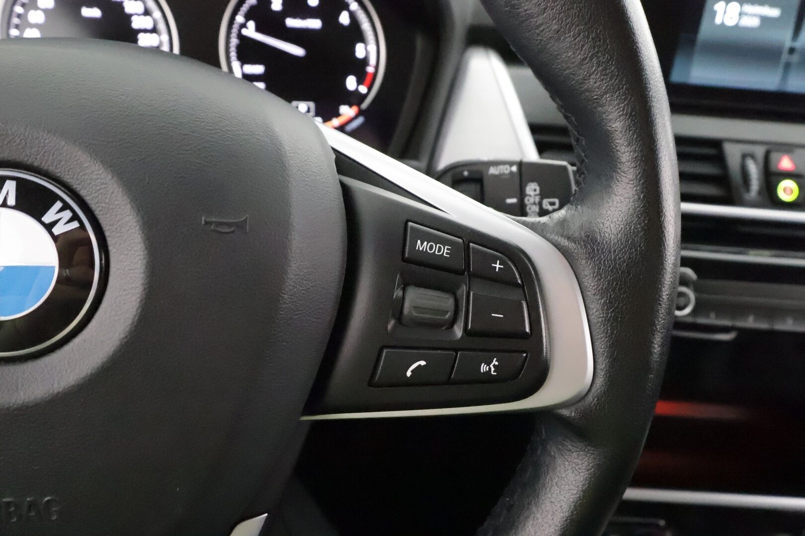 BMW 218 2022 F46 Gran Tourer 218d A Business Luxury 7-P * Koukku / P.kamera / LED / Navi / Nahat / Vakkari / Lohko+SIsä * - Comfort Access / Sähköluukku / 1.Om Suomi-auto / Kahdet renkaat aluvanteilla / Merkkihuollettu - HULLUT AVAJAISHULINAT KORKOTARJOUS 3,29 %