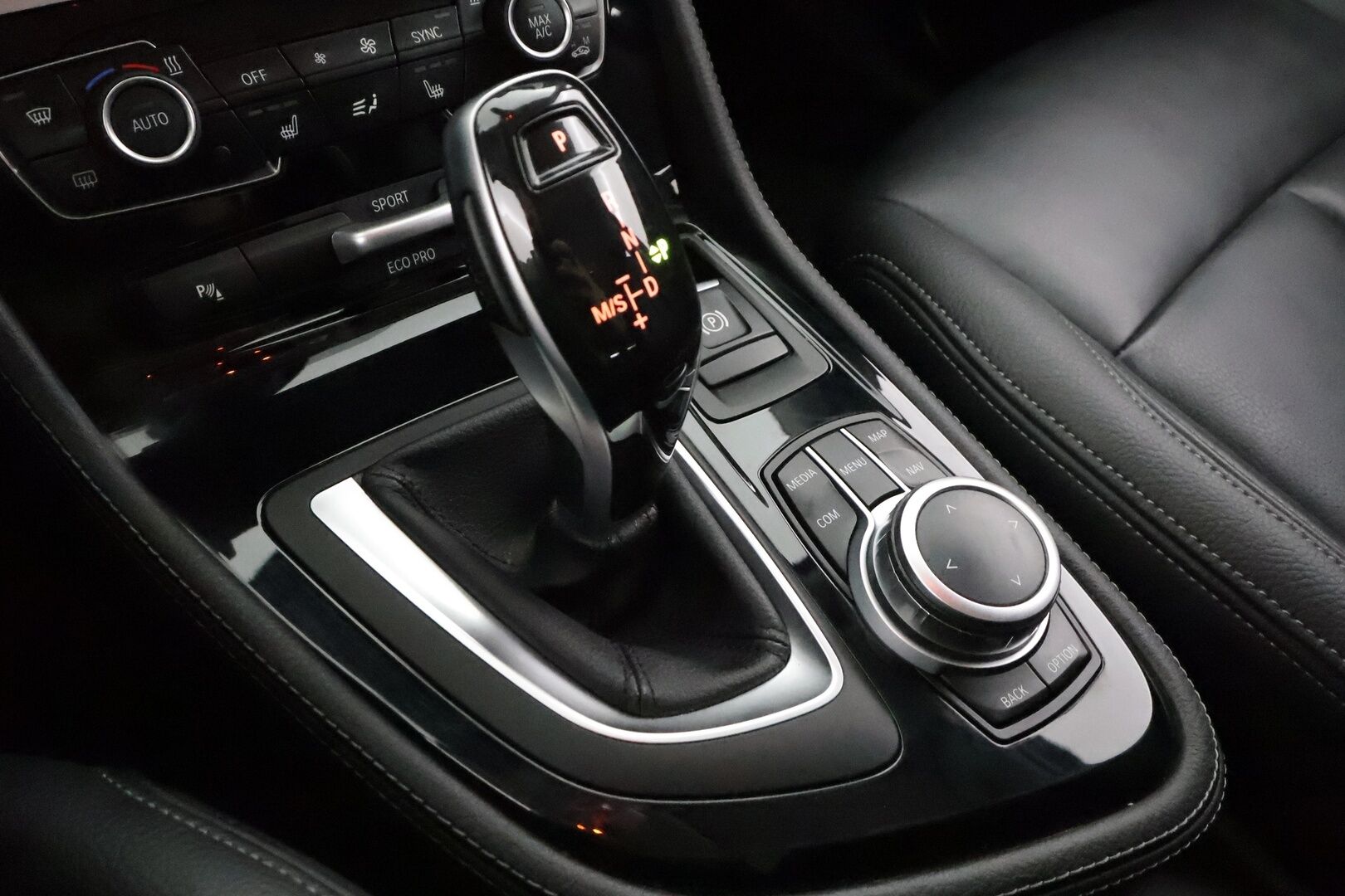 BMW 218 2022 F46 Gran Tourer 218d A Business Luxury 7-P * Vakkari / P.kamera / LED / Navi / Nahat / Koukku / Lohko+SIsä * - Comfort Access / Sähköluukku / 1.Om Suomi-auto / Kahdet renkaat aluvanteilla / Merkkihuollettu