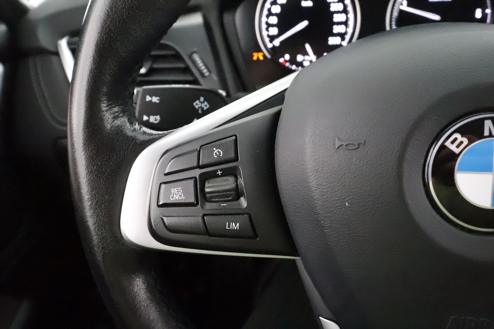 BMW 218 2022 F46 Gran Tourer 218d A Business Luxury 7-P * Koukku / P.kamera / LED / Navi / Nahat / Vakkari / Lohko+SIsä * - Comfort Access / Sähköluukku / 1.Om Suomi-auto / Kahdet renkaat aluvanteilla / Merkkihuollettu - HULLUT AVAJAISHULINAT KORKOTARJOUS 3,29 %