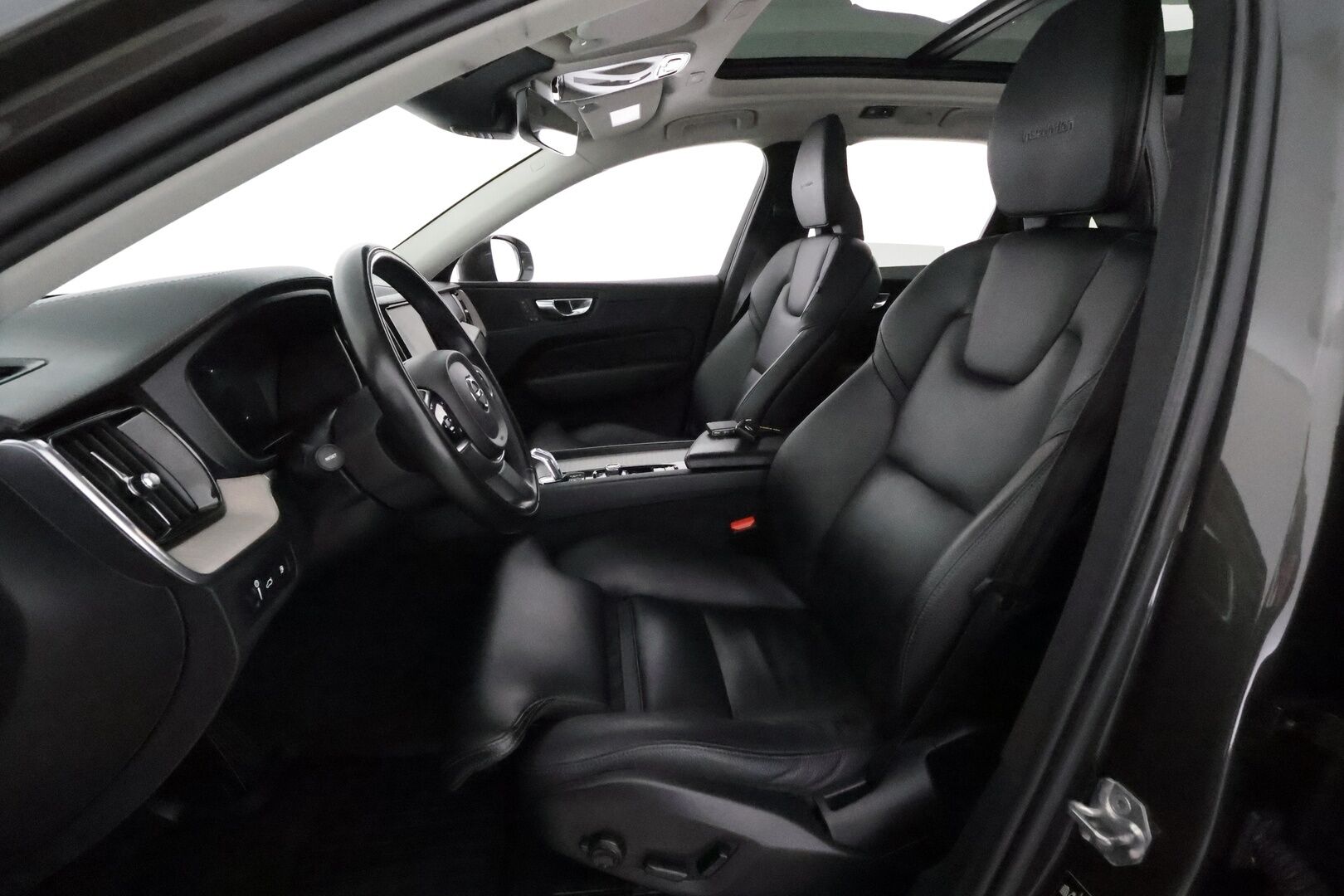 Volvo XC60 2019 T8 AWD Inscription aut **Panorama / Adapt.Vakkari / Full-LED / P.kamera / Sporttinahat Muistilla / Navi / Keyless** - 3,99 % KORKOTARJOUS TÄHÄN AUTOON - 2x Latauskaapelit / Kahdet Renkaat