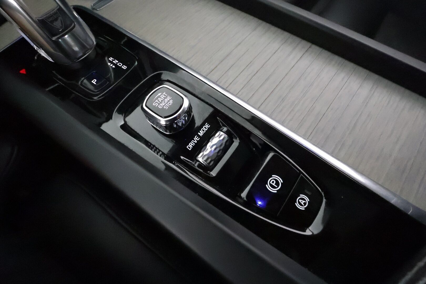 Volvo XC60 2019 T8 AWD Inscription aut **Panorama / Adapt.Vakkari / Full-LED / P.kamera / Sporttinahat Muistilla / Navi / Keyless** - 3,99 % KORKOTARJOUS TÄHÄN AUTOON - 2x Latauskaapelit / Kahdet Renkaat