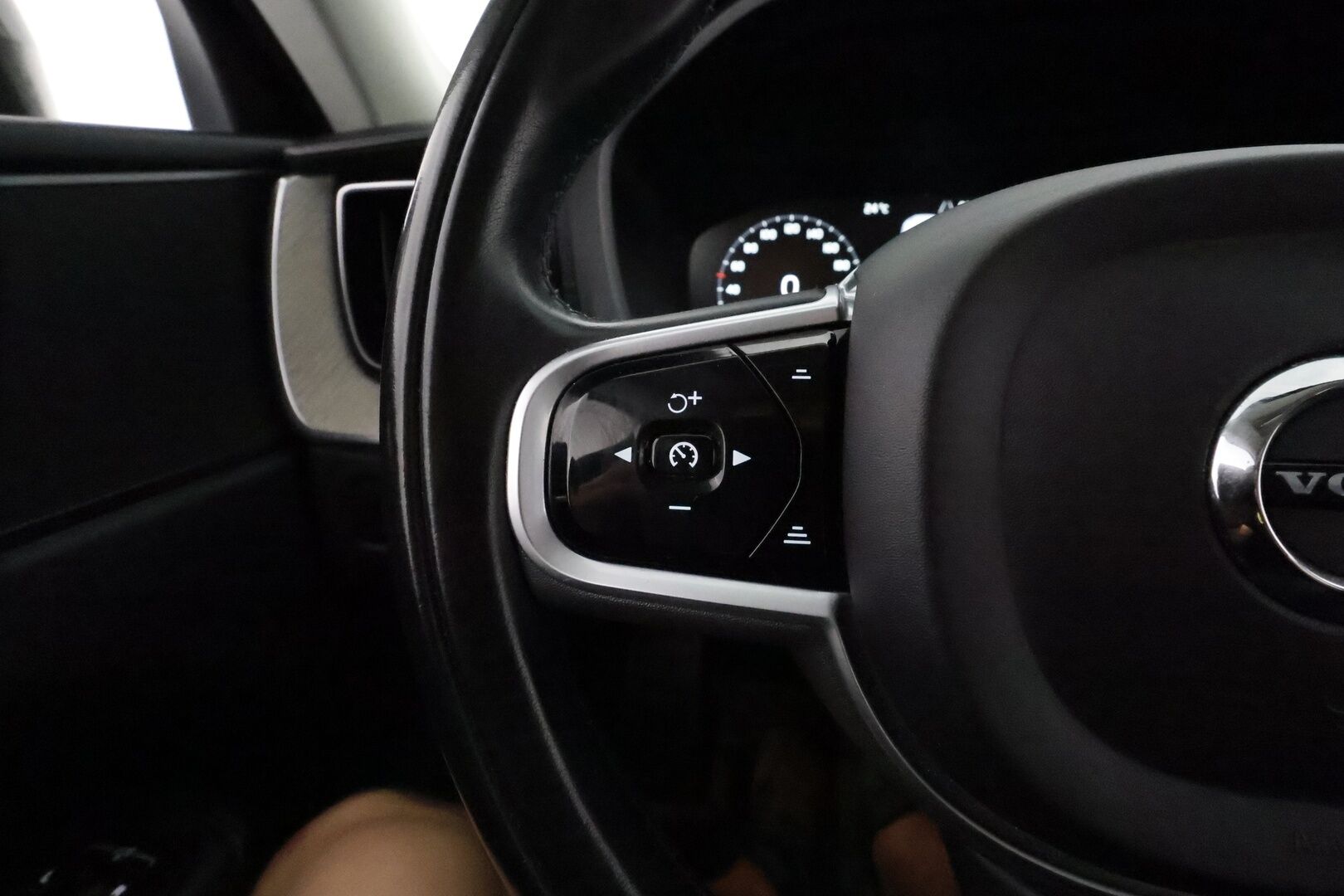 Volvo XC60 2019 T8 AWD Inscription aut **Panorama / Adapt.Vakkari / Full-LED / P.kamera / Sporttinahat Muistilla / Navi / Keyless** - 3,99 % KORKOTARJOUS TÄHÄN AUTOON - 2x Latauskaapelit / Kahdet Renkaat