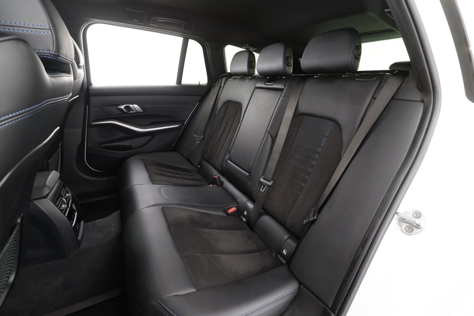 BMW 320 2022 G21 Touring 320d A xDrive Business M Sport MHEV * Webasto / Koukku / ACC / LED / Sportpenkit / P.kamera / Navi * - 1-om Suomi-auto / Kahdet renkaat / Merkkihuollettu! - Osta nyt, maksa vasta ensi vuonna