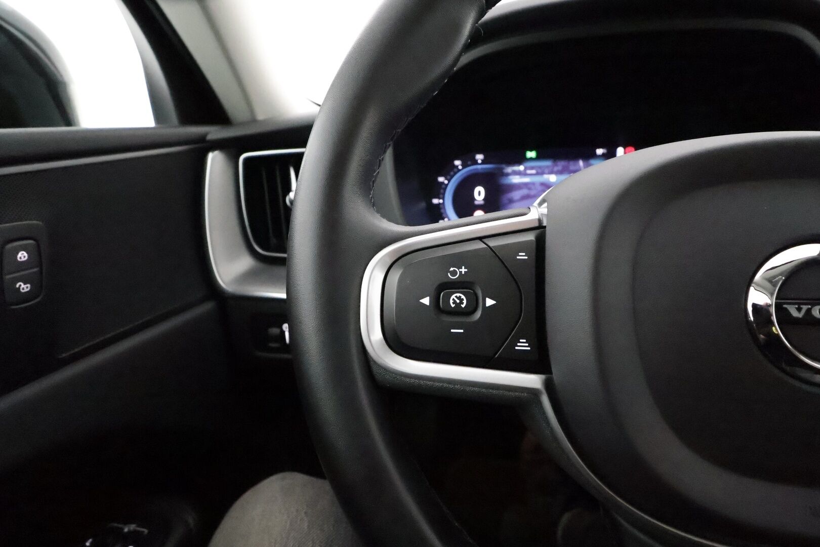 Volvo XC60 2022 T6 AWD Long Range Inscription Expression *Panorama / ACC / Lisälämmitin / Koukku / Kamera / Keyless* - 3,99 % KORKOTARJOUS TÄHÄN AUTOON - 1-om. Suomi-auto / Akku kuntotarkistettu / Merkkihuollettu / Kahdet alumiinivanteet