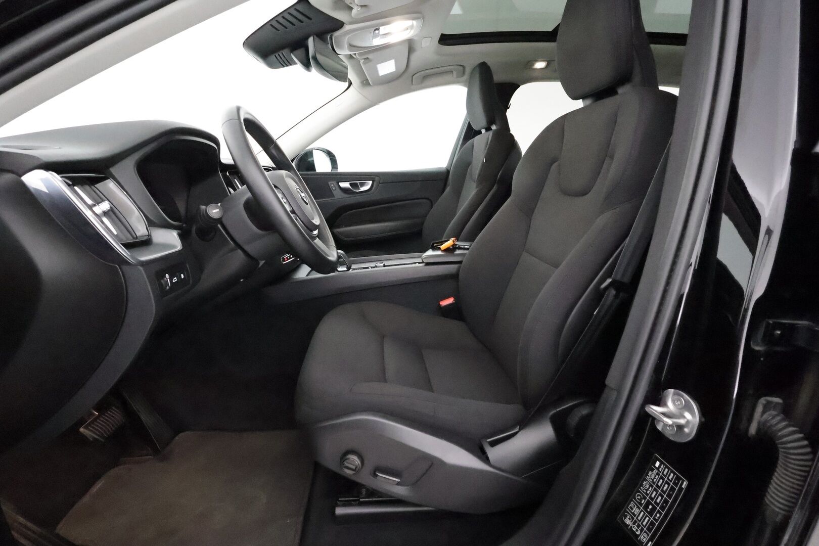 Volvo XC60 2022 T6 AWD Long Range Inscription Expression *Panorama / ACC / Lisälämmitin / Koukku / Kamera / Keyless* - 3,99 % KORKOTARJOUS TÄHÄN AUTOON - 1-om. Suomi-auto / Akku kuntotarkistettu / Merkkihuollettu / Kahdet alumiinivanteet
