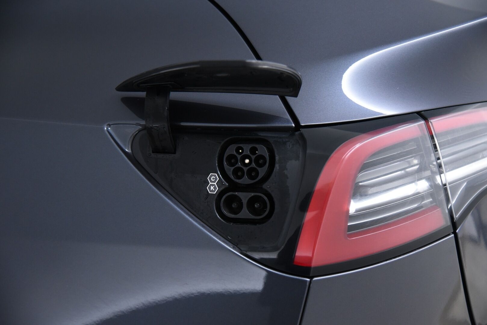 Tesla Model Y 2021 Long Range / EAP / Premium Audio / Adapt. vak / Matrix-LED / Lasikatto / Nahkasisuta - Lämpöpumppu vaihdettu! / P-Kamera / Parannettu Autopilootti