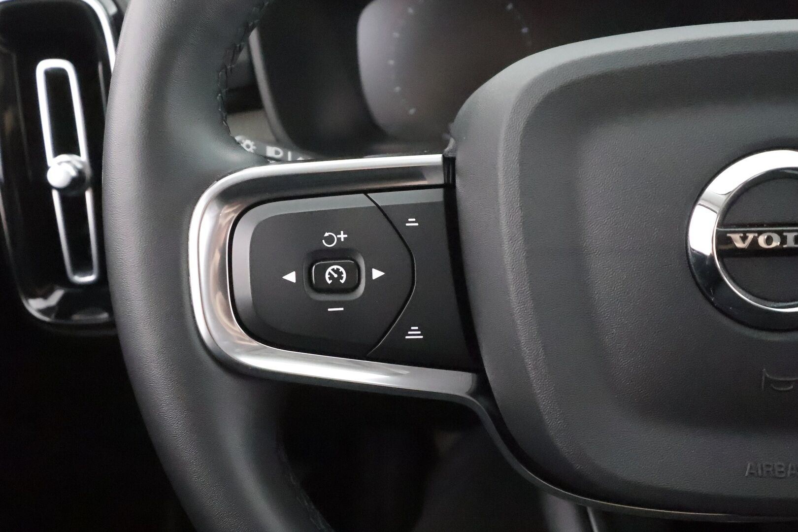 Volvo XC40 2022 T4 TwE Business Inscription Edition aut - | Webasto | Koukku | ACC | LED | P.Kamera | Sporttinahat | Kaistavahti | Keyless | Merkkihuollot | Kahdet renkaat | 1-om Suomi-auto | 
