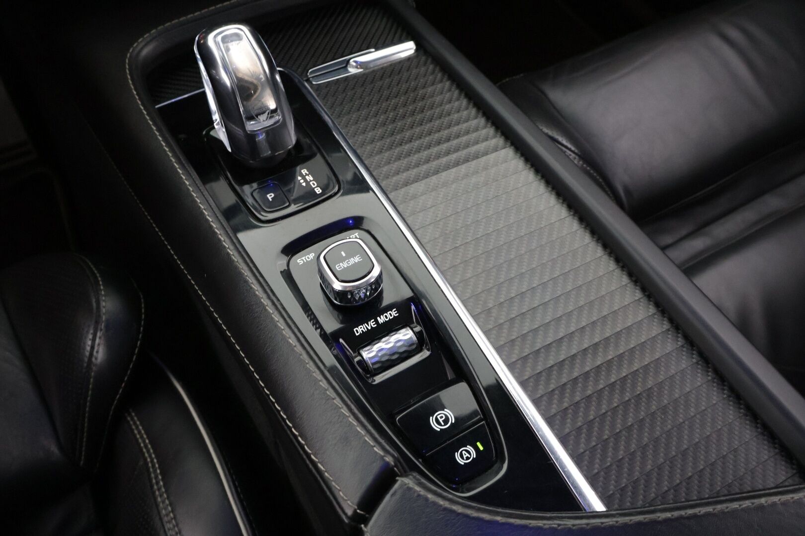 Volvo XC90 2016 T8 Twin Engine AWD R-Design aut *Bowers&Wilkins / HUD / 360° / Muistinahat / Panorama / Webasto / Koukku / 7-Paikkainen* - 7-paikkainen / Kattavasti huollettu / Kahdet aluvanteet / Kaikki herkut! - Osta nyt, maksa vasta ensi vuonna