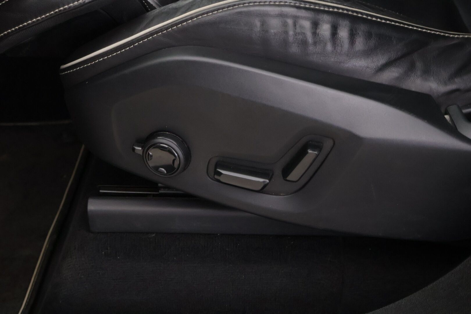 Volvo XC90 2016 T8 Twin Engine AWD R-Design aut *Bowers&Wilkins / HUD / 360° / Muistinahat / Panorama / Webasto / Koukku / 7-Paikkainen* - 7-paikkainen / Kattavasti huollettu / Kahdet aluvanteet / Kaikki herkut! - Osta nyt, maksa vasta ensi vuonna