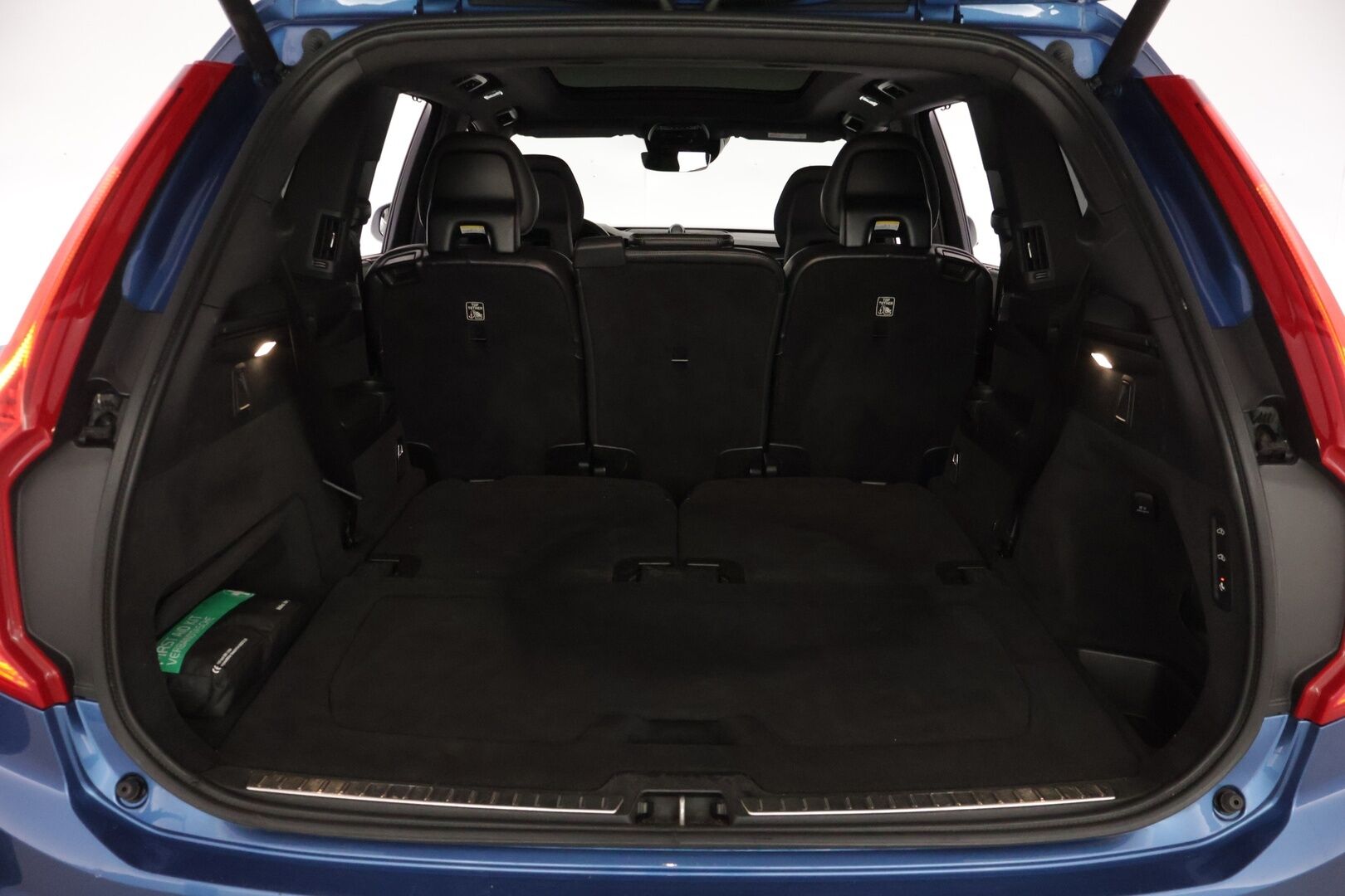 Volvo XC90 2016 T8 Twin Engine AWD R-Design aut *Bowers&Wilkins / HUD / 360° / Muistinahat / Panorama / Webasto / Koukku / 7-Paikkainen* - 7-paikkainen / Kattavasti huollettu / Kahdet aluvanteet / Kaikki herkut!