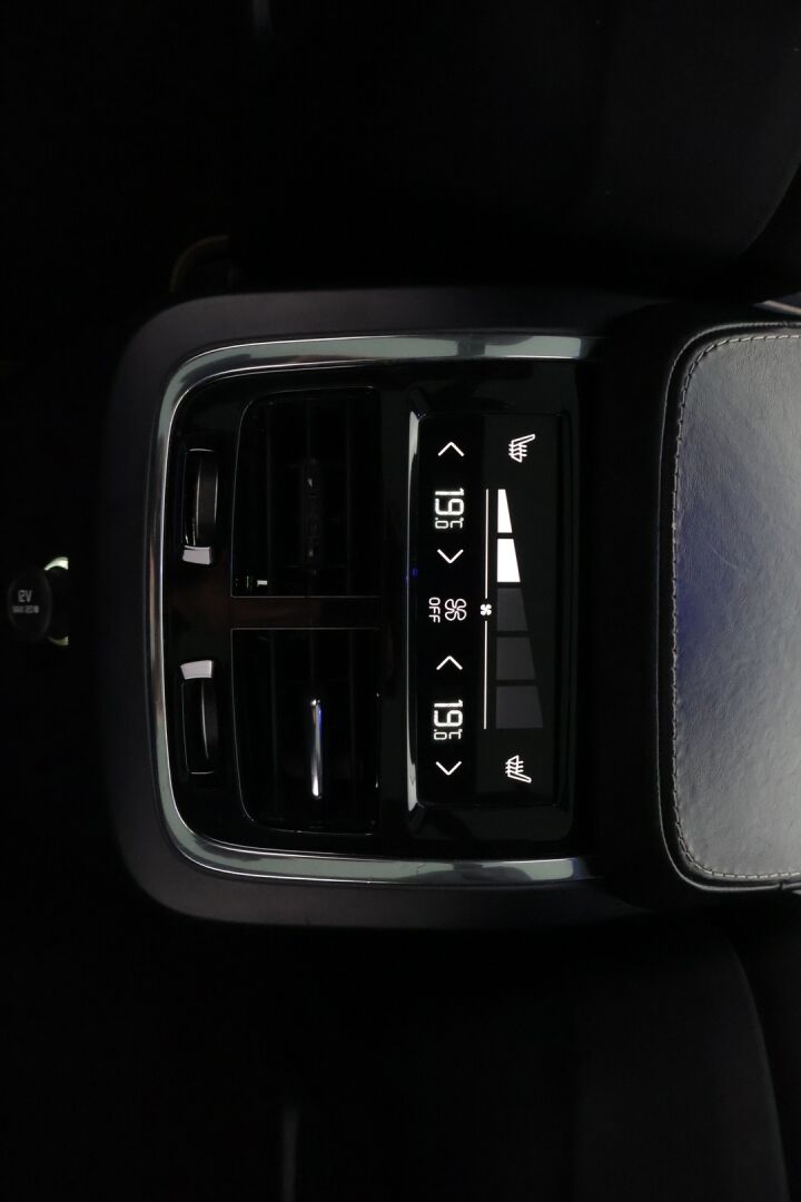 Volvo XC90 2016 T8 Twin Engine AWD R-Design aut *Bowers&Wilkins / HUD / 360° / Muistinahat / Panorama / Webasto / Koukku / 7-Paikkainen* - 7-paikkainen / Kattavasti huollettu / Kahdet aluvanteet / Kaikki herkut!