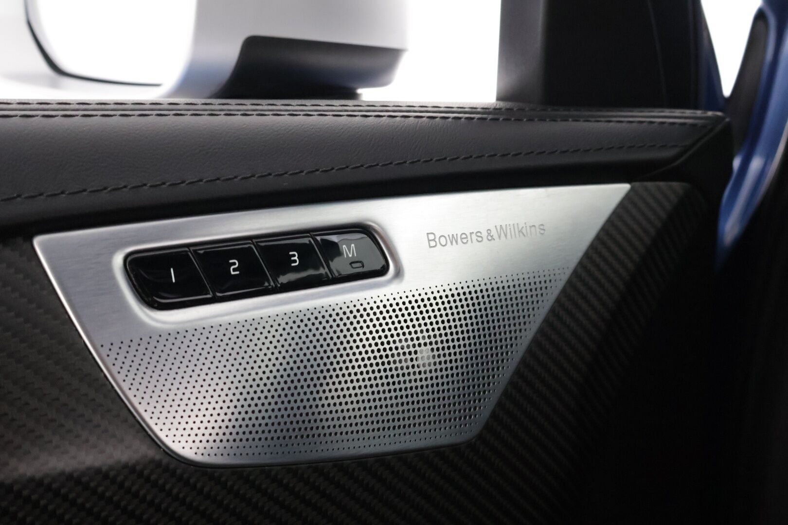 Volvo XC90 2016 T8 Twin Engine AWD R-Design aut *Bowers&Wilkins / HUD / 360° / Muistinahat / Panorama / Webasto / Koukku / 7-Paikkainen* - 7-paikkainen / Kattavasti huollettu / Kahdet aluvanteet / Kaikki herkut!
